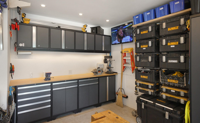 Seller willing to replace Dewalt toolbox rack with another locker if desired.