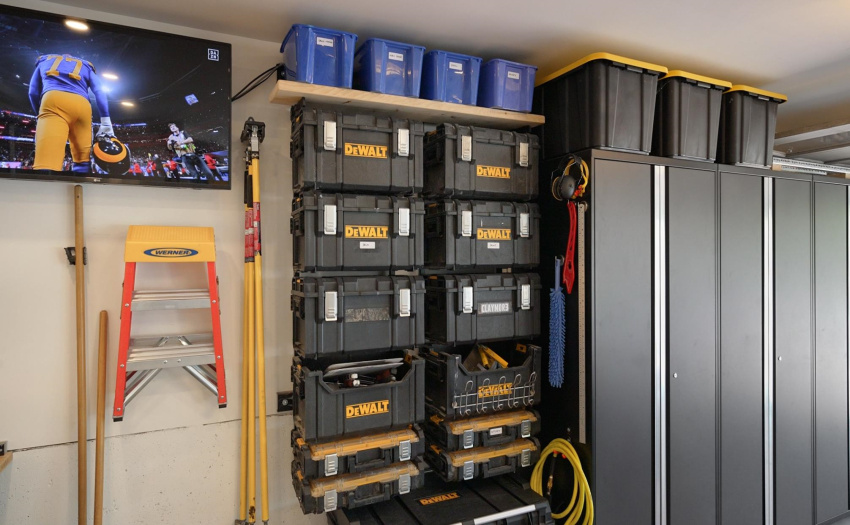 Seller willing to replace Dewalt toolbox rack with another locker if desired.