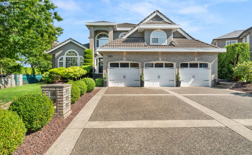595 sq ft 3 car garage