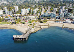 Love living with Ambleside beach, park and the seawall so close.