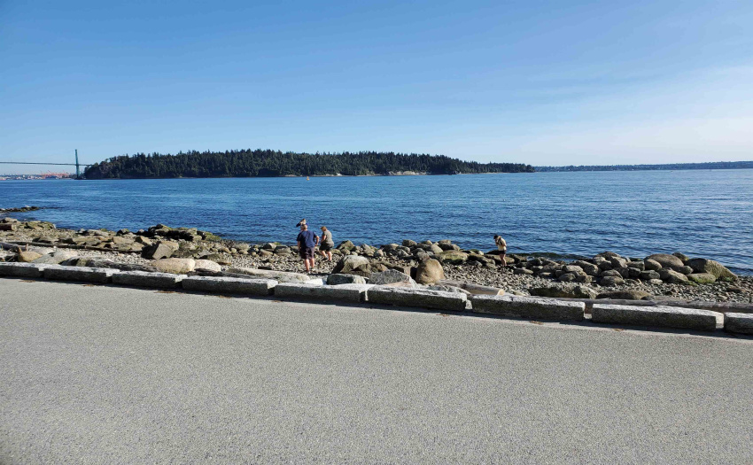 Walk the Seawall to Dundarave or Park Royal
