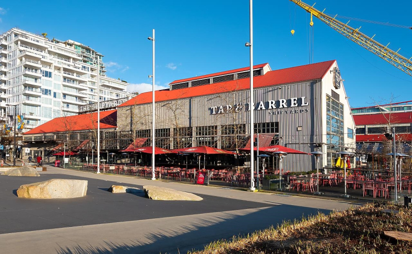 Close to the Quay and fabulous restaurants/shops