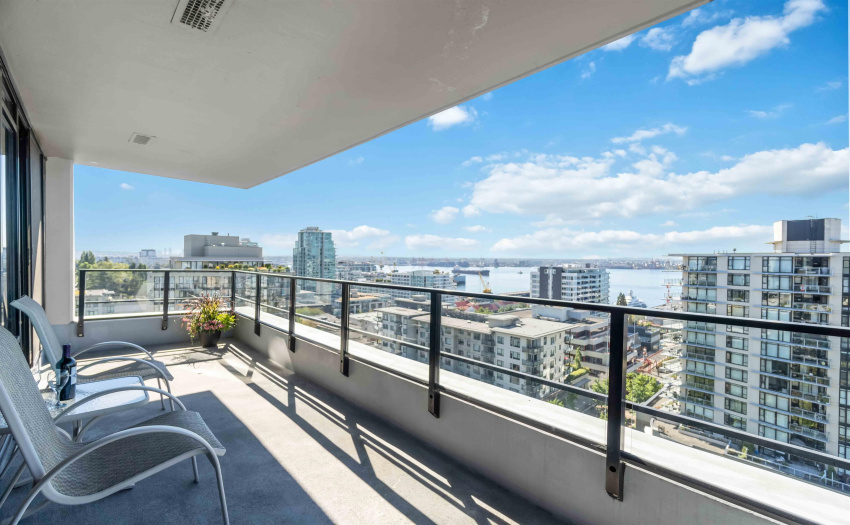 Large covered balcony. Entertainment Size!