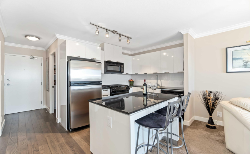 Granite Counters, Stainless Steel, Gas Cooktop!