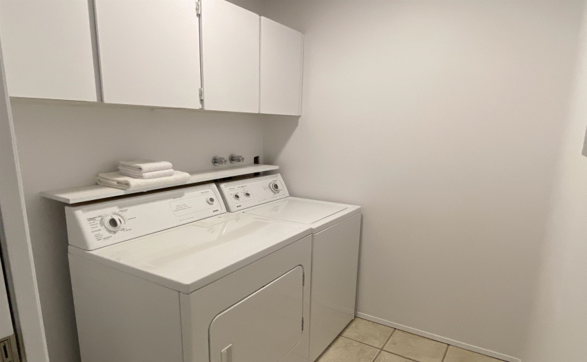Side by Side washer and dryer. Insuite