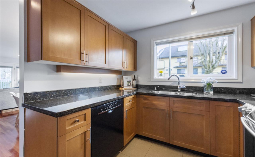 10 14TH W, Vancouver, BC V5Y 1W6, 2 Bedrooms Bedrooms, ,2 BathroomsBathrooms,Multifamily,For Sale,14TH,R2554515