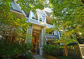 201 1111 LYNN VALLEY ROAD, North Vancouver, BC V7J 3V4, 1 Bedroom Bedrooms, ,1 BathroomBathrooms,Residential Attached,Sold,201 1111 LYNN VALLEY ROAD,R2506817