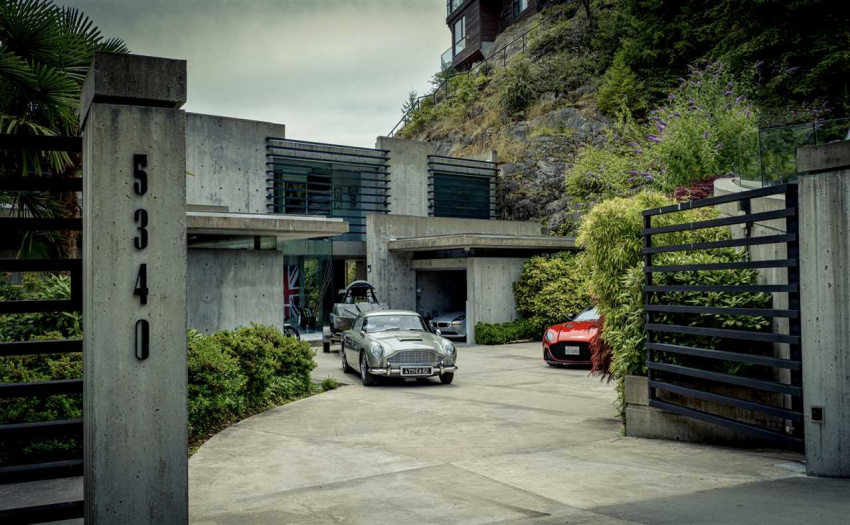 A world class private gated community, ???Seaside Place??? is for those who like to live exclusively.  14 exclusive free hold waterfront homes.This solid concrete waterfront home