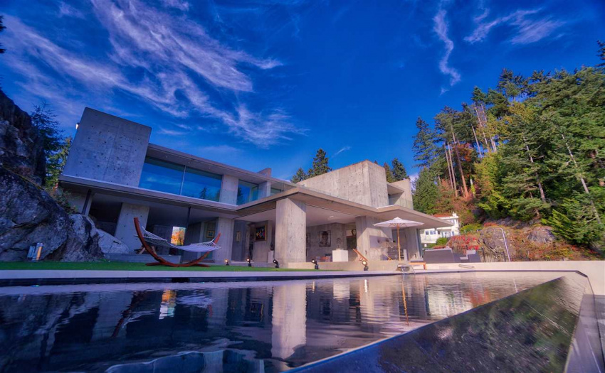 A world class private gated community, ???Seaside Place??? is for those who like to live exclusively.  14 exclusive free hold waterfront homes.This solid concrete waterfront home Designed by renowned architect *RUSSEL HOLLINGSWORTH