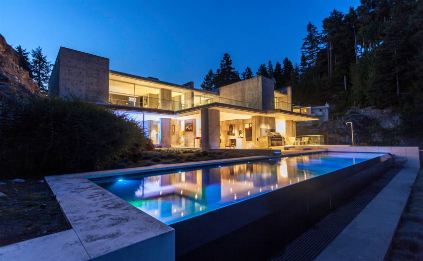 A world class private gated community, ???Seaside Place??? is for those who like to live exclusively.  14 exclusive free hold waterfront homes.This solid concrete waterfront home Designed by renowned architect *RUSSEL HOLLINGSWORTH